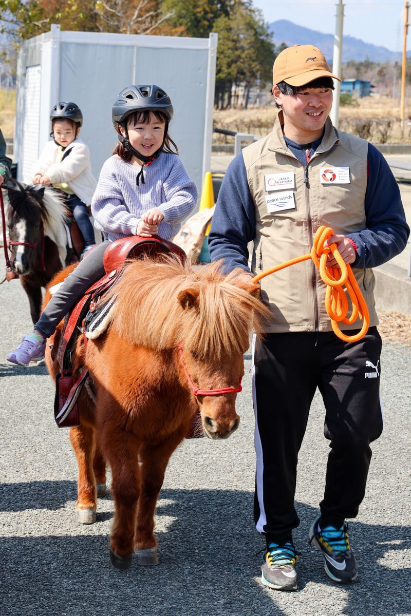 相馬救援隊（南相馬市）はポニーの乗馬体験を行い、集まった子どもたちを楽しませました。