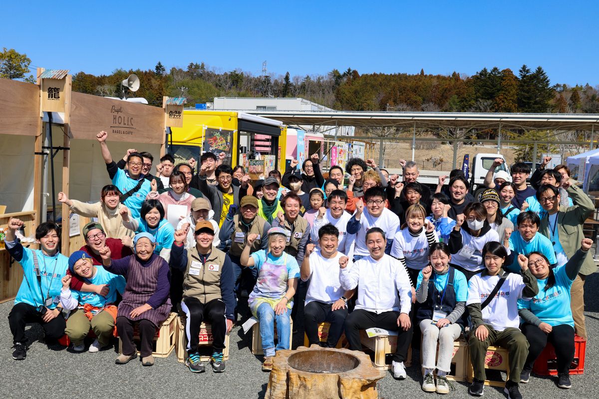 イベントスタート前に関係スタッフと出店者らが集まり全員で撮った1枚。昔も今も、そして未来も、大熊を知り尽くす1日限りのイベントを成功させようと皆、気合い十分。