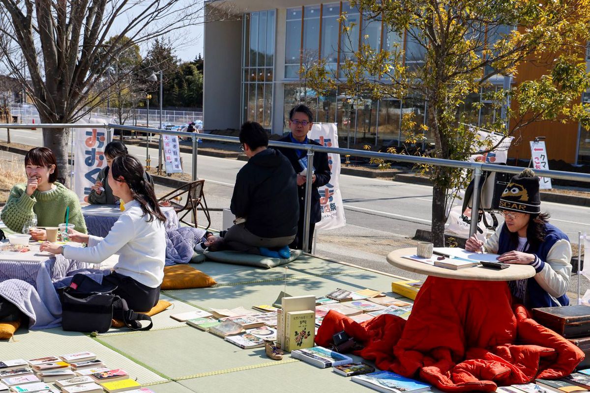 「読書屋 息つぎ」が昨年12月町内にオープン。イベント当日は「駄菓詩屋 息つぎ」と名前を変えて出店しました。店内には数台のこたつと店主が選んだいろんなジャンルの本が平置きで並べられ、ゆったり過ごせる場所になっていました。