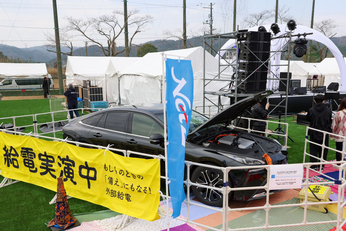 イベントではゼロカーボンによる広域防災連携推進会議が電気自動車や燃料電池車を活用した電力供給の実証事業を行い、各テントやステージの電力供給に車から電気をを取り出し電源として使用されました。写真は給電中の様子。