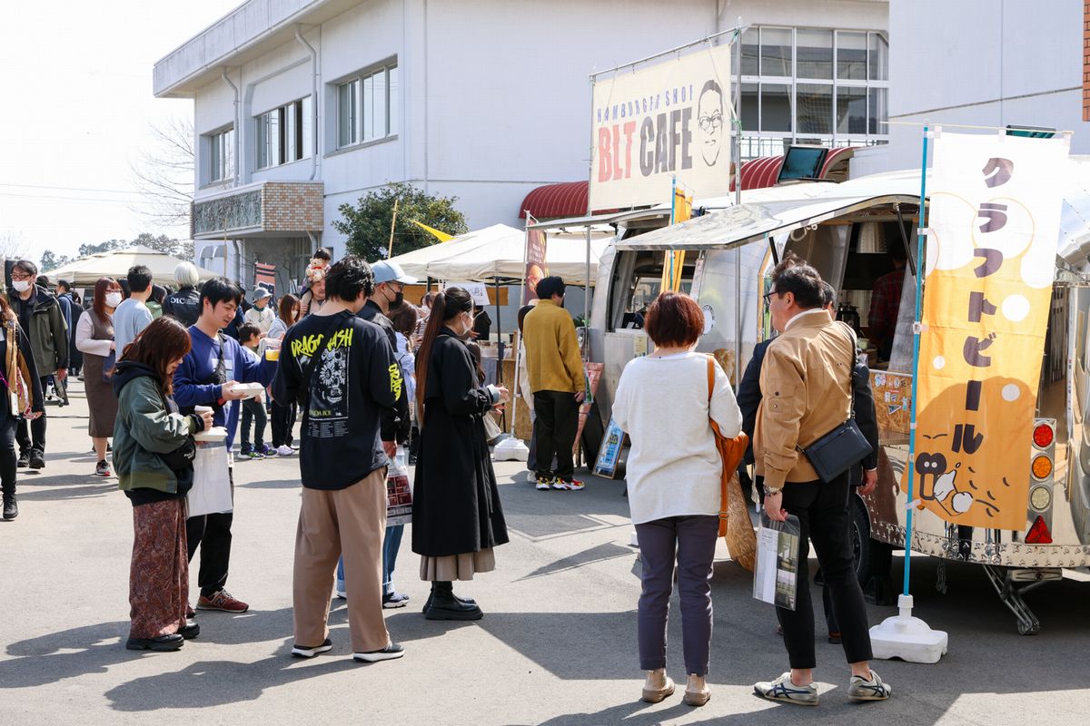 大熊インキュベーションセンターのゲートを入ると正面玄関入口に向かう通りとグラウンドに向かう通りに飲食店や小売店が20店舗以上立ち並び来場者を楽しませました。