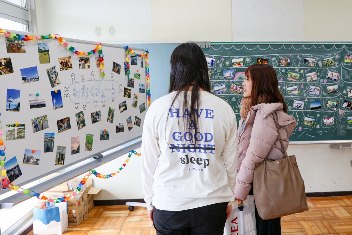 立命館大学災害復興支援室は町内で撮影した写真をホワイトボードや黒板を使いポップに展示。来場者は懐かしい写真を見て回りました。