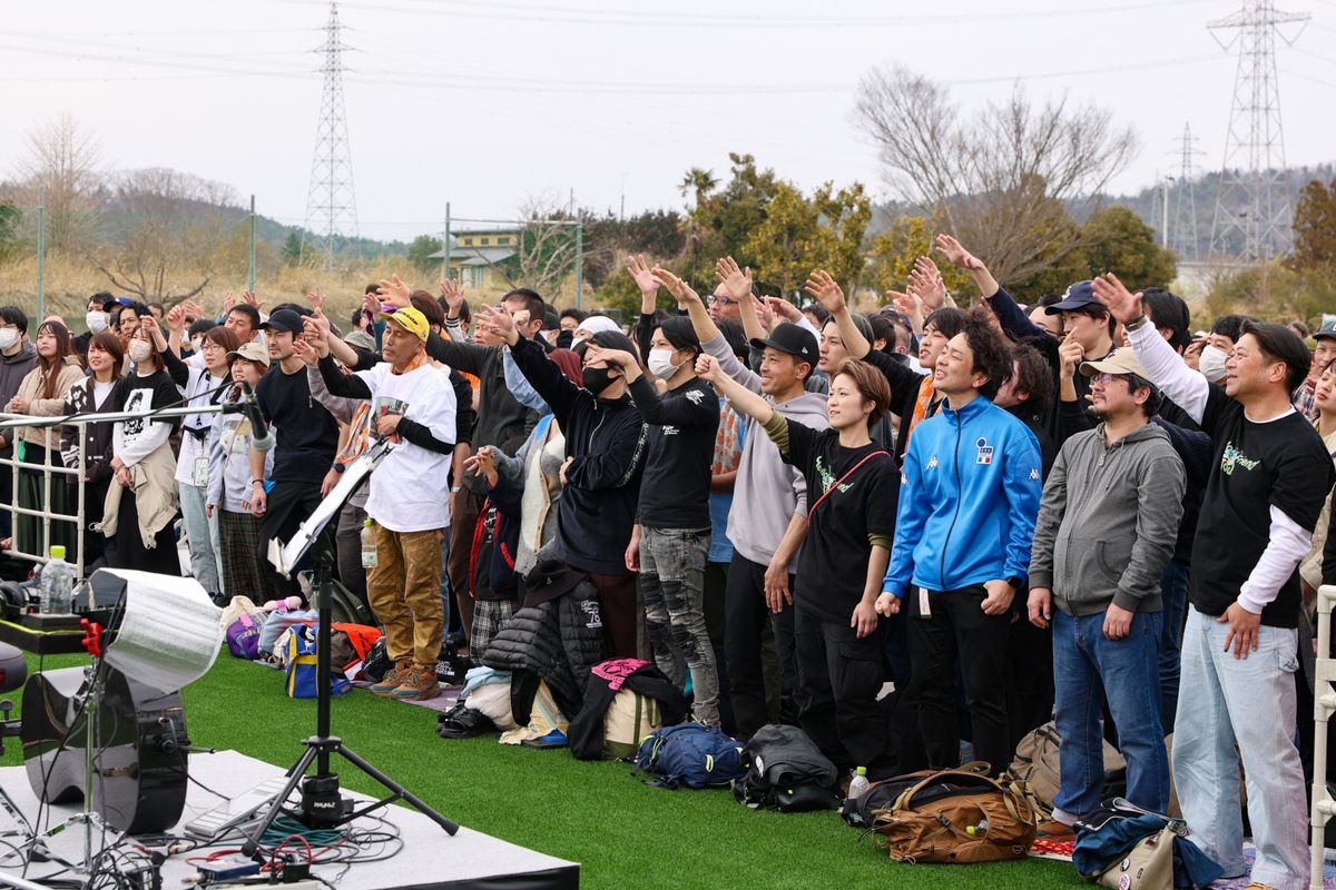 今回のイベントは音楽家の小林武史さんがプロデュースを担当。音楽ライブには小林武史さんの他、スガシカオさんを含む6組のアーティストらが出演し音楽で会場を盛り上げました。写真は屋外グラウンドで行われた音楽イベントで盛り上がる来場者。