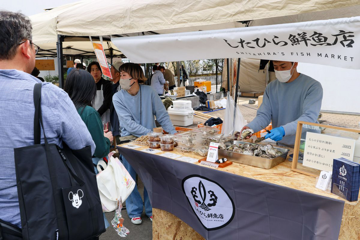 能登半島地震で被害を受けた石川県能登町の「したひら鮮魚店」が能登の魚を食べてほしいとイベント出店。当日は、たらの子付け、ぶりかまの煮付け、蒸し牡蠣、めがらすを販売。ほとんどの商品が完売となり大人気でした。