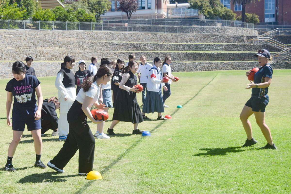 体育はラグビーボールを使い、持ち方の基本などを学びました。