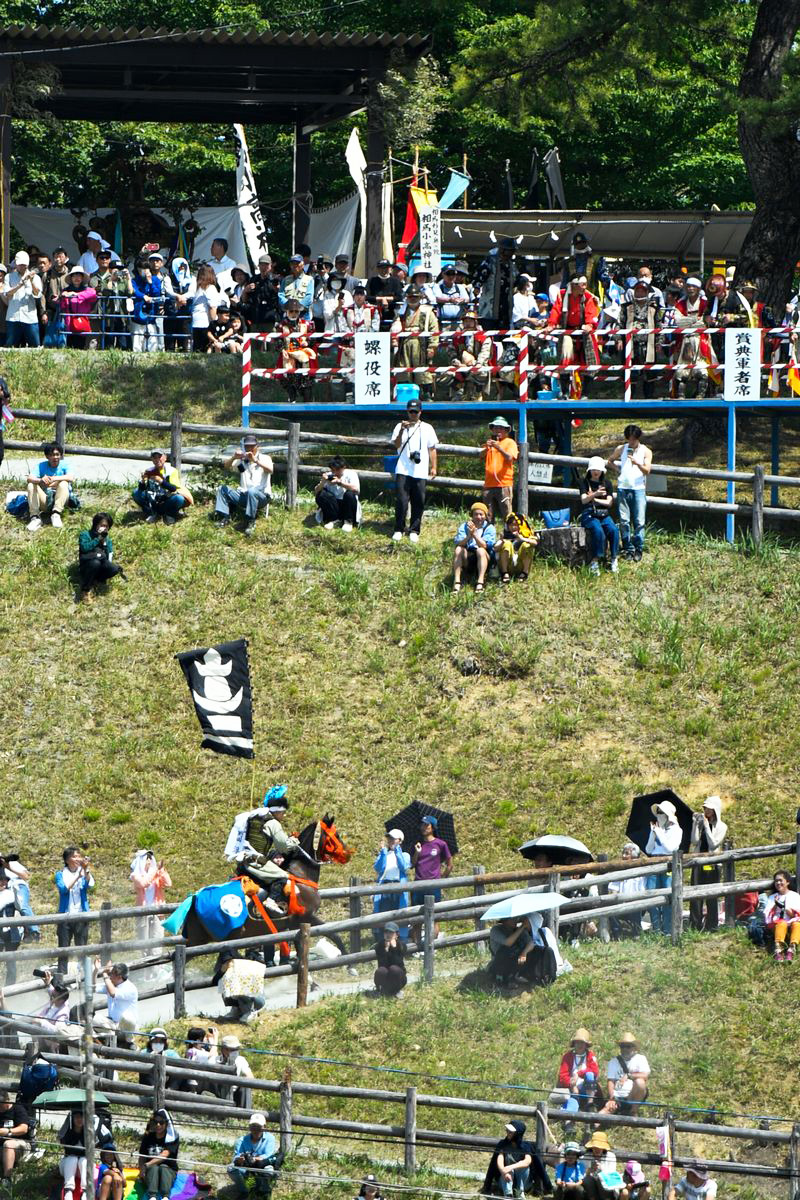 （写真左）神旗争奪戦で一番旗を獲得した大熊町騎馬会長