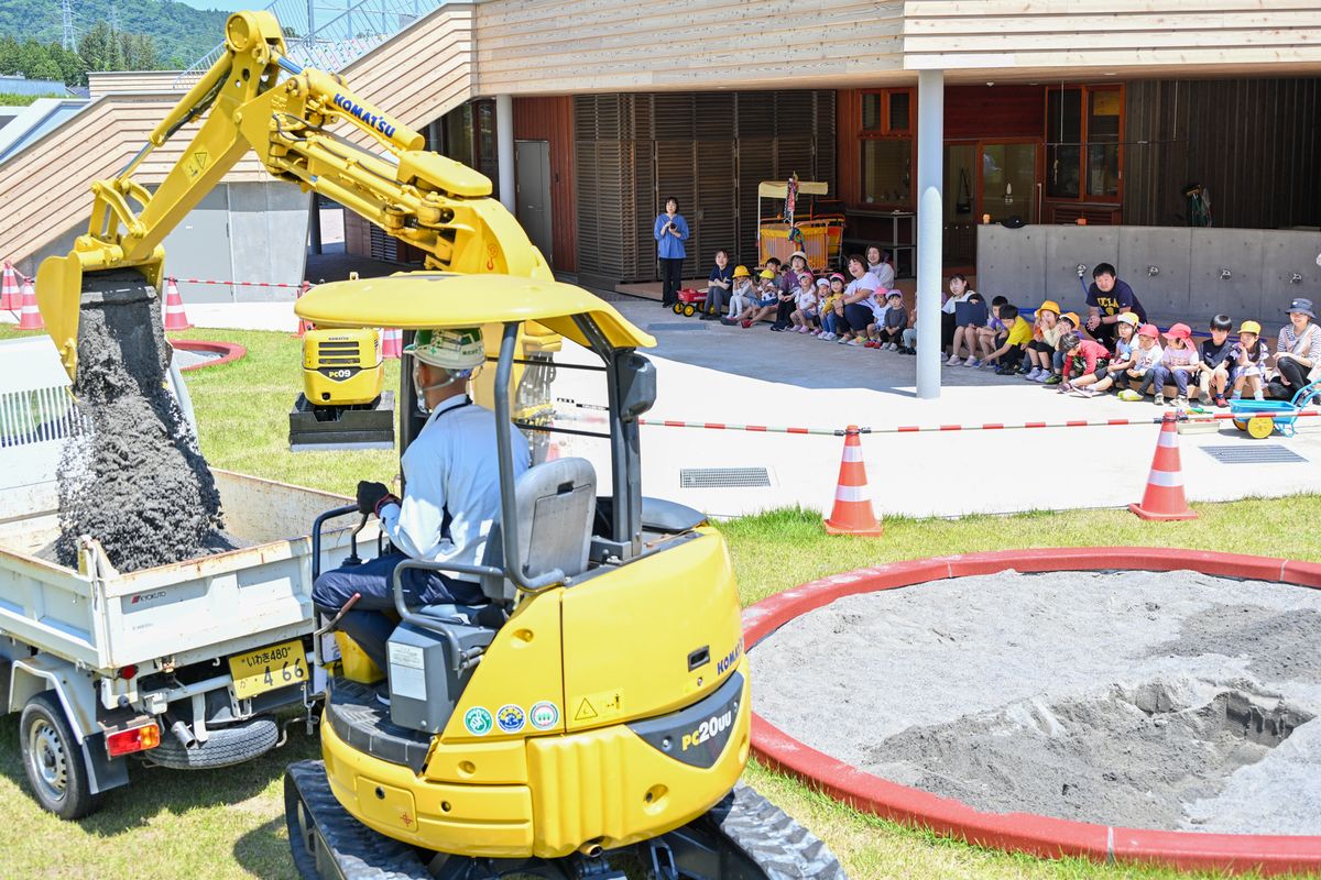 園の砂を運ぶ働くクルマを見学する子どもら