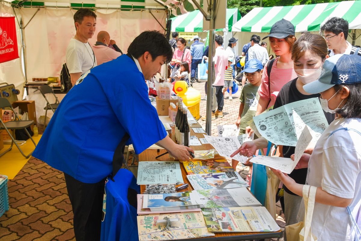 町のPRをするゼロカーボン推進課職員