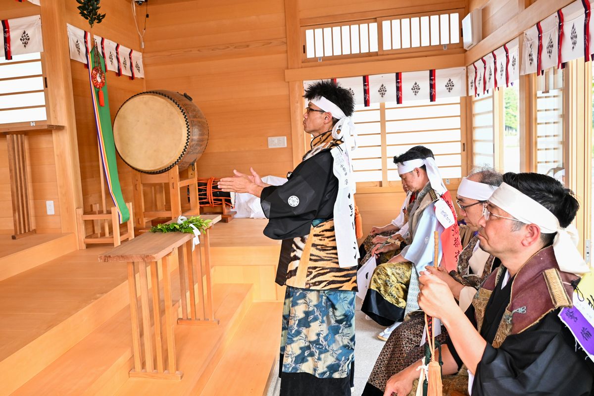 夏の風物詩として例年7月に開催されていた相馬野馬追祭は、昨年の猛暑の影響から開催時期が変更。今年から2か月前倒しの5月開催となり、大熊町騎馬会は全10騎が出陣しました。写真は、諏訪神社で無事の凱旋を祈願する大熊町騎馬会員の皆さん。