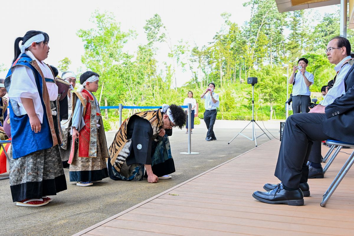 相馬野馬追祭前日の24日、大熊町騎馬会は野上地区・諏訪神社を参拝し無事の帰還を祈願した後、大熊町役場で副執行委員長の吉田町長に出陣報告をしました。写真は、出陣報告で口上を述べる小野田会長と騎馬隊として初陣を飾る二人。