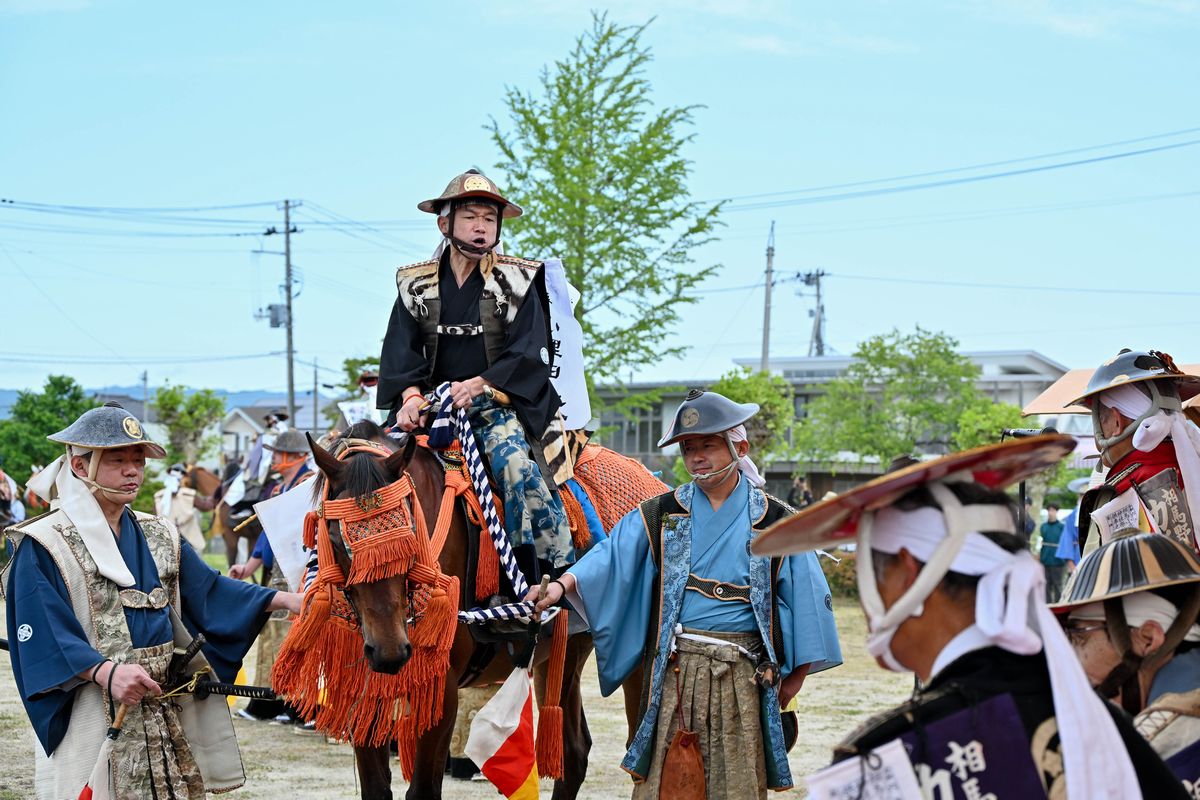 25日、大熊町、双葉町、浪江町からなる標葉（しねは）郷の騎馬らは、浪江町中央公園に位置する標葉郷本陣に集結。郷大将に各騎馬会の代表が参集状況の口上を述べた後、同地区を行列しました。