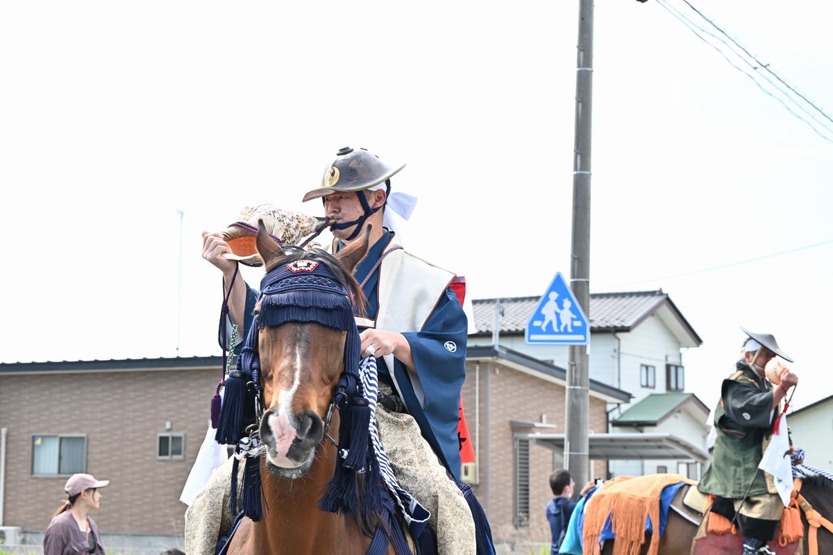 行列で礼螺を吹く螺役（かいやく）を務めた渡部さん。螺役は野馬追の進行を合図する重要な役目を担います。