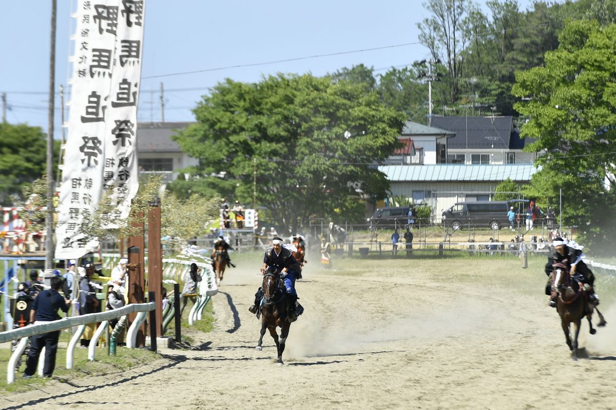 各郷騎馬武者が祭場地に集合後、宵乗り競馬が開催され大熊町騎馬会からは吉田さんが出場しました。（写真左）