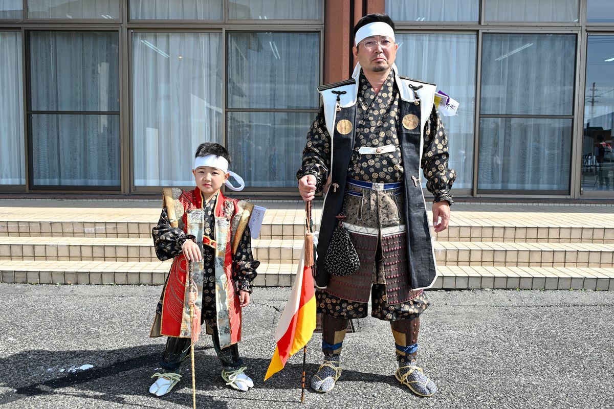 親子で相馬野馬追に参加した鈴木さんは「息子が野馬追に出るのは少し心配ではあったが、人間として成長してほしいという気持ちから親子での出場を決意した。大熊町の皆さんに見守ってもらいながら、自分の跡継ぎとして今後も出場していってほしい」と期待を述べました。