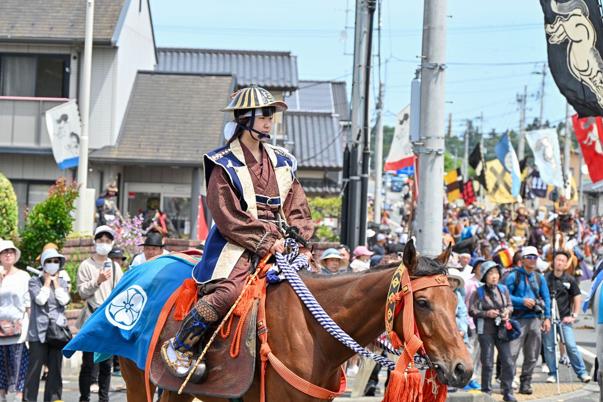 本祭りの26日は、南相馬市の野馬追通りに各郷の騎馬武者らが甲冑姿で揃い、本陣である雲雀ヶ原祭場地までの道のりを進軍しました