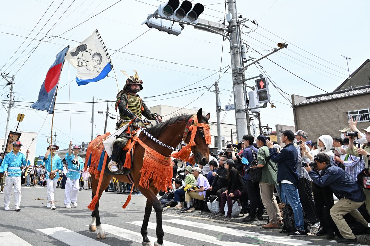 南相馬市原町区の野馬追通りを行列する中頭を務めた大熊町騎馬会長小野田さん。