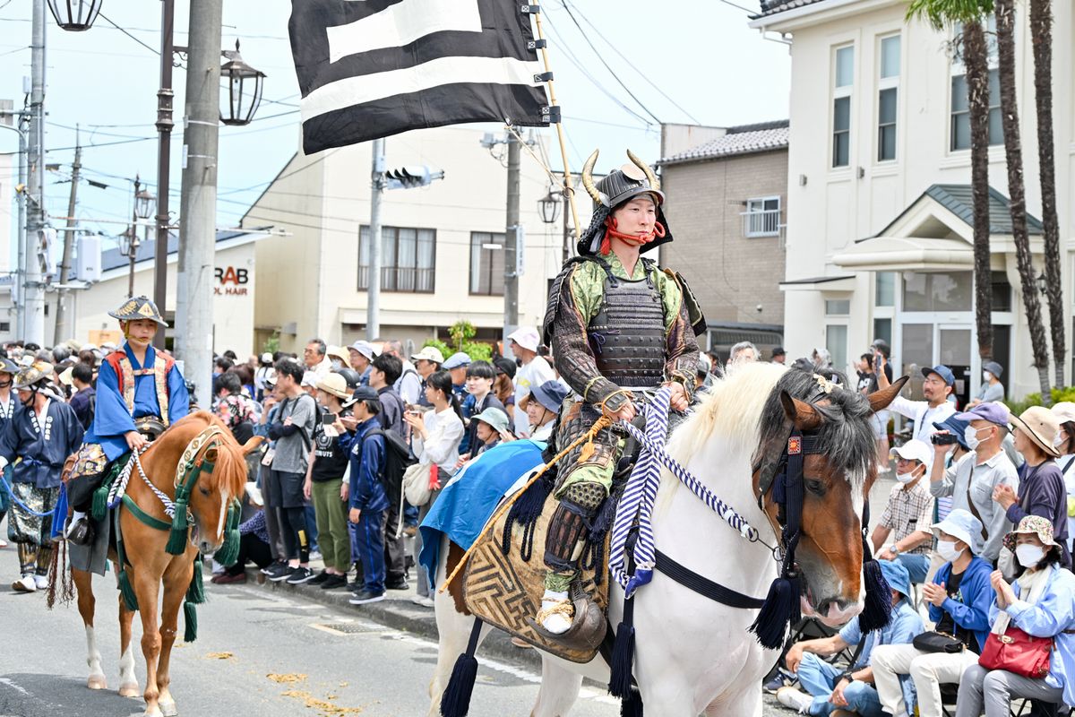 南相馬市の野馬追通りから祭場地に向かう騎馬隊杉浦さん