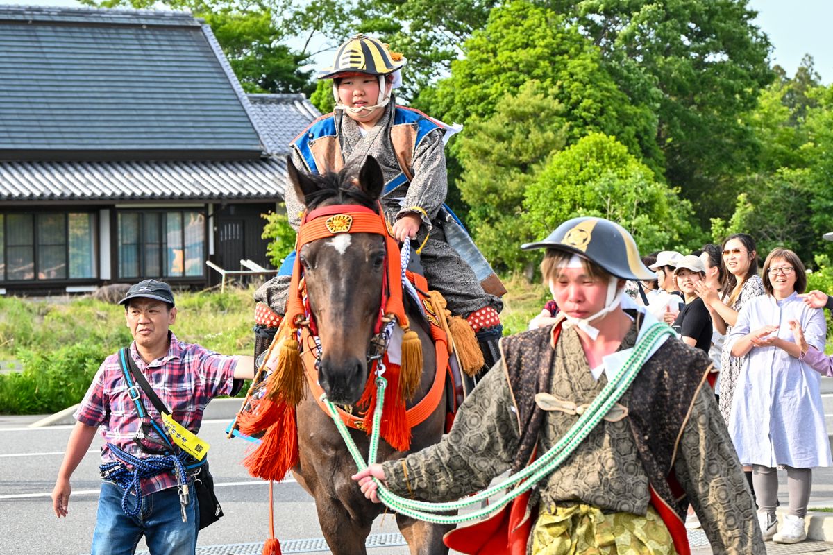 町内への帰還を果たした騎馬武者に沿道に集まった観客からたくさんの拍手が送られました。