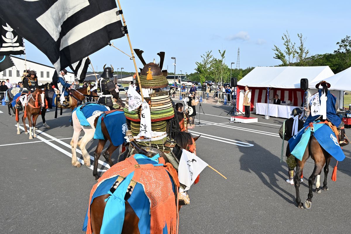 町騎馬会本陣で行われた凱旋報告で、副執行委員長代理を務めた島和広副町長は吉田町長へ「我々のふるさとである大熊の地に凱旋し皆さまに勇姿をお見せできたことはうれしい限り」と報告しました。