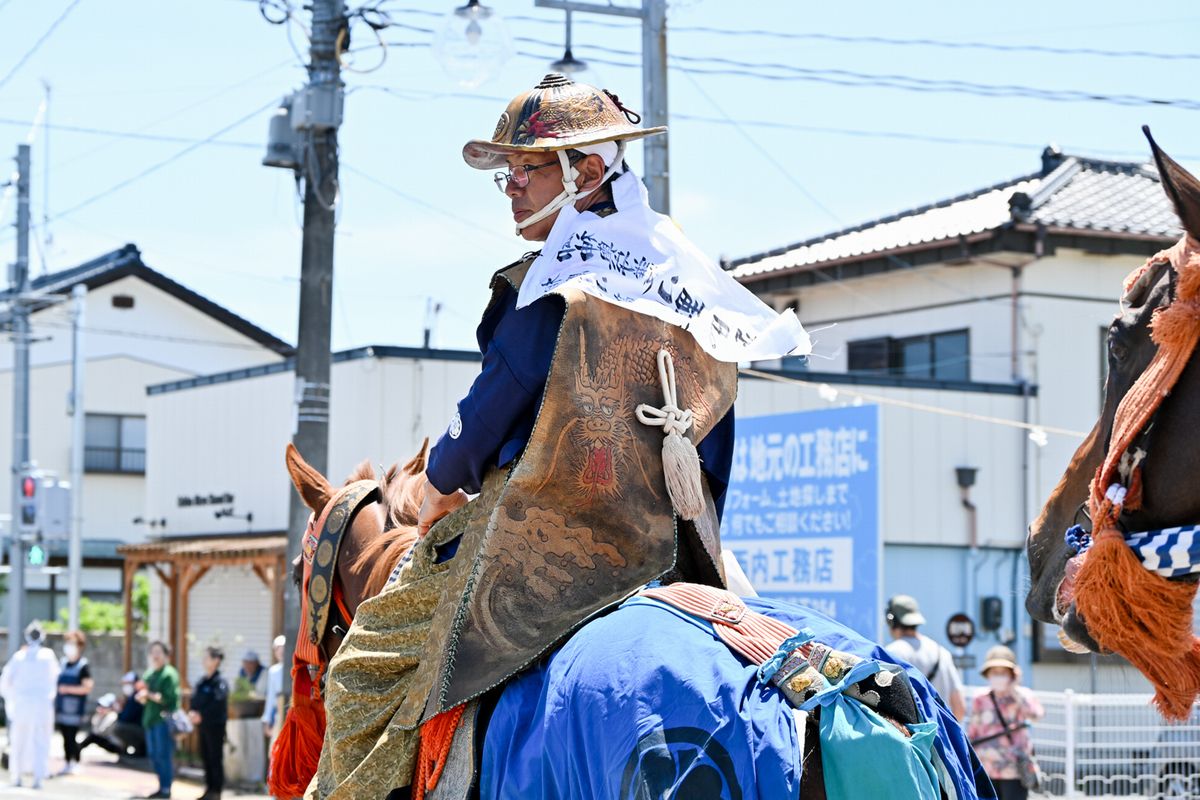 相馬小高神社で小高郷に合流した騎馬らは、神輿（しんよ）とともに雲雀ケ原祭場地まで向かうため、小高郷騎馬らと出陣する御発輦（ごはつれん）に参加。地元の住民らに見守られながら市街地を行列しました。