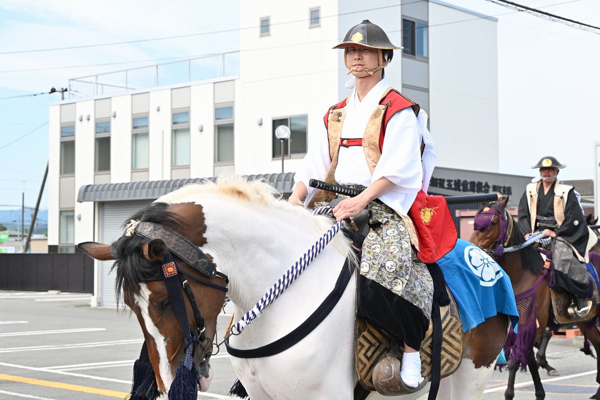 標葉郷の騎馬らは陣笠、陣羽織の軽装の出で立ちで浪江町内を行列し、次の目的地である南相馬市の相馬小高神社に向かいました。