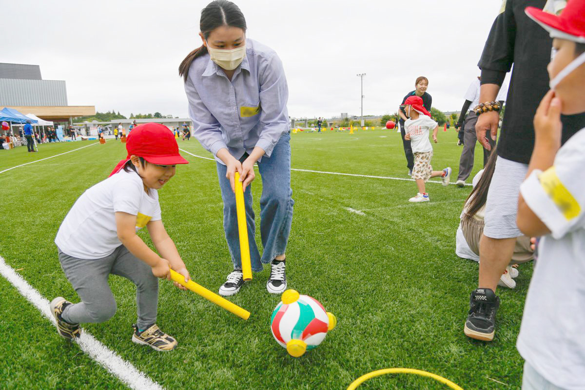 でこぼこボールを二人でころころ転がす「ふたりでコロコロ」。思い通りに転がらない様子に思わず笑みがこぼれます。こども園の子どもたちが参加しました。