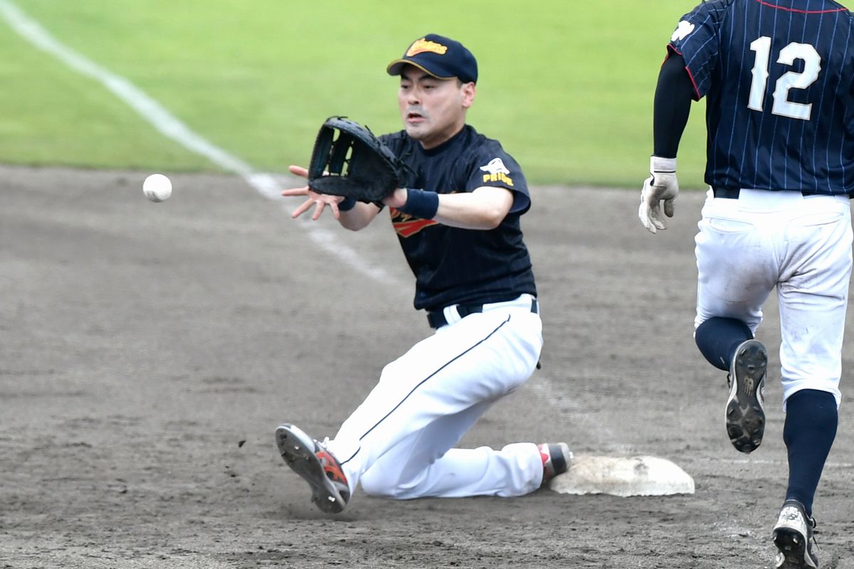 野球は双葉郡内8町村が出場。富岡町野球場・ポニーリーグNARAHA STADIUMの2か所で行われました。写真は打者をアウトにするため片足をベースに接したまま球を受けるファーストの選手。