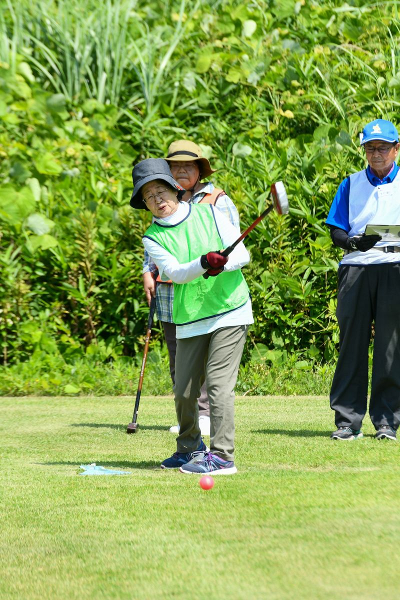 グラウンド・ゴルフは富岡町総合スポーツセンター内のグラウンド・ゴルフ場で行われ、双葉郡内7町村が出場。各町村の選手で混在された組で打点を競い合います。