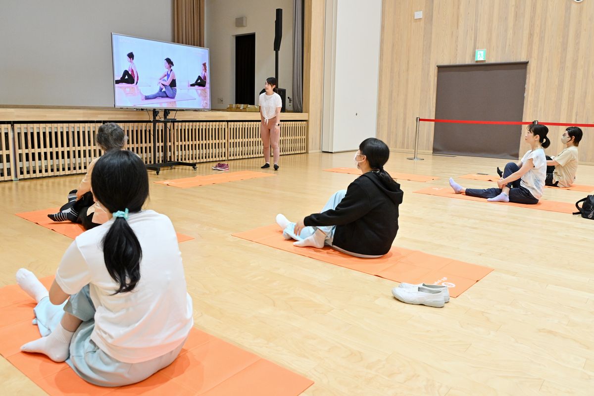 駒形さんのコンディショニングレッスンを受ける参加者ら