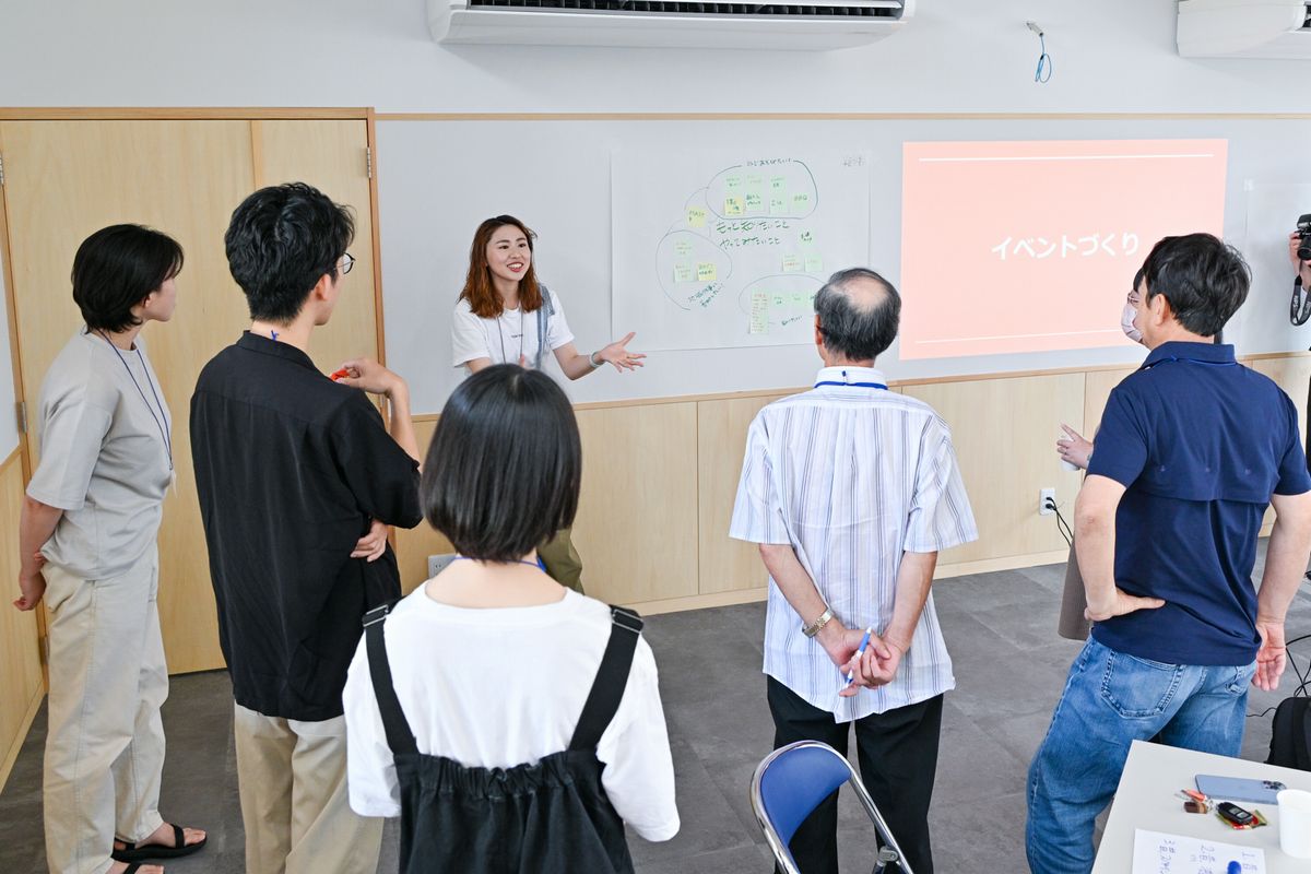 イベント内容を考える参加者ら