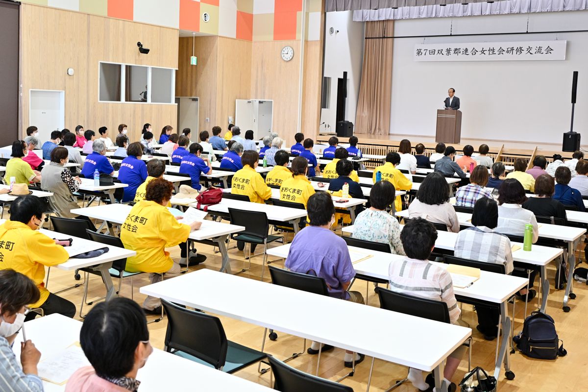 交流会で祝辞を述べる吉田町長