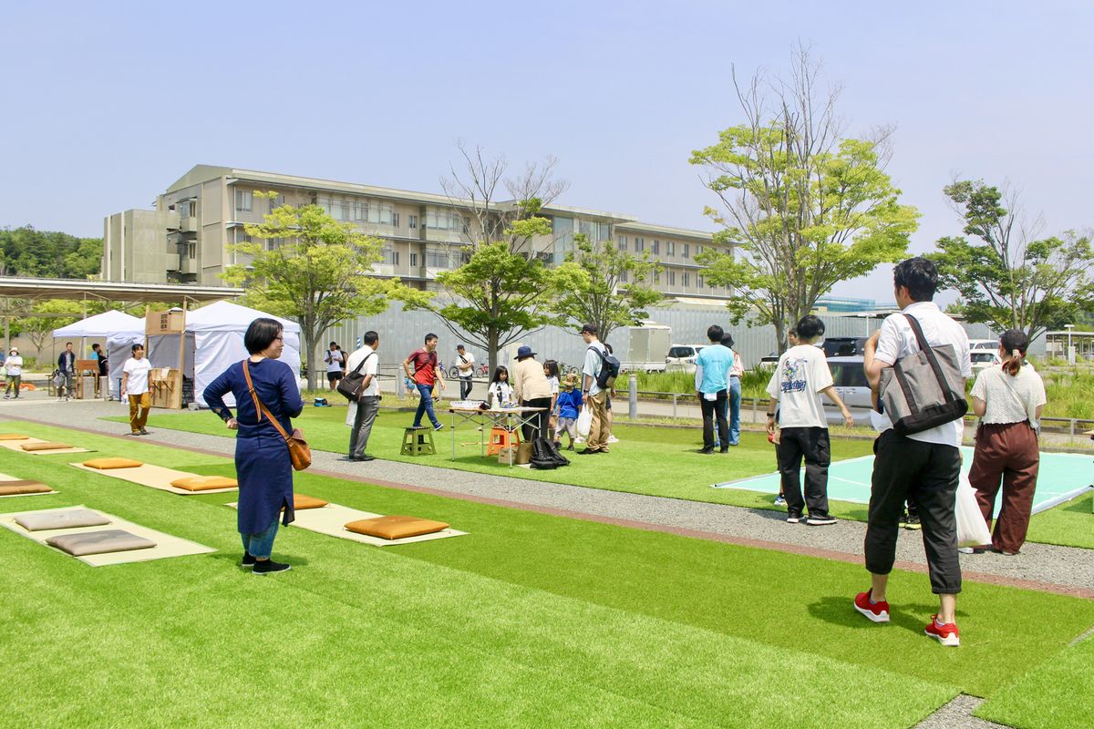 イベント用に人工芝を並べた会場