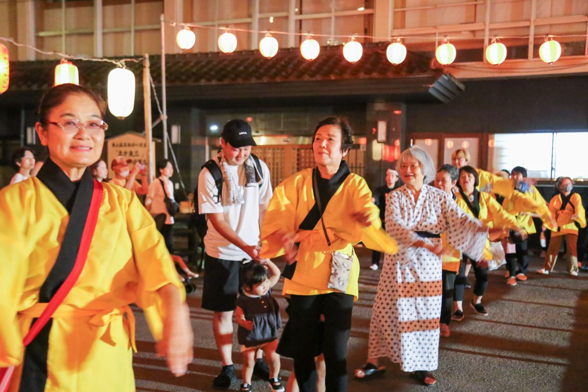 会津若松市民らと一緒に踊る町民ら