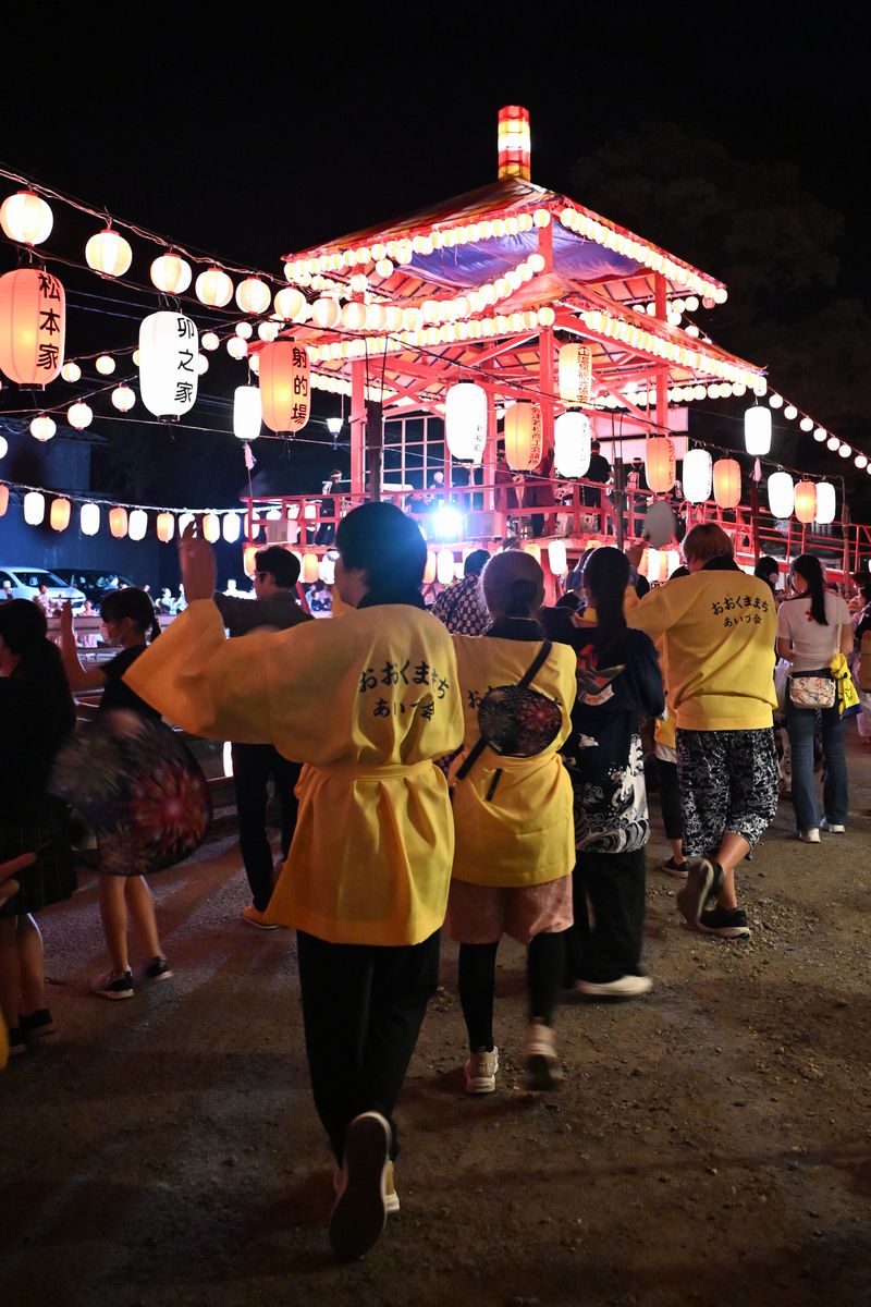 踊りを楽しむ町民ら