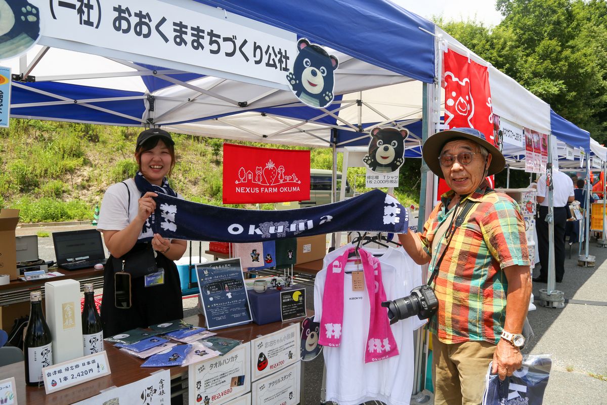 タオルを購入する来場者（右）