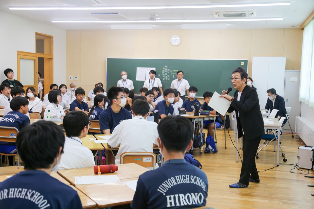 古舘伊知郎さんの授業を受ける生徒ら