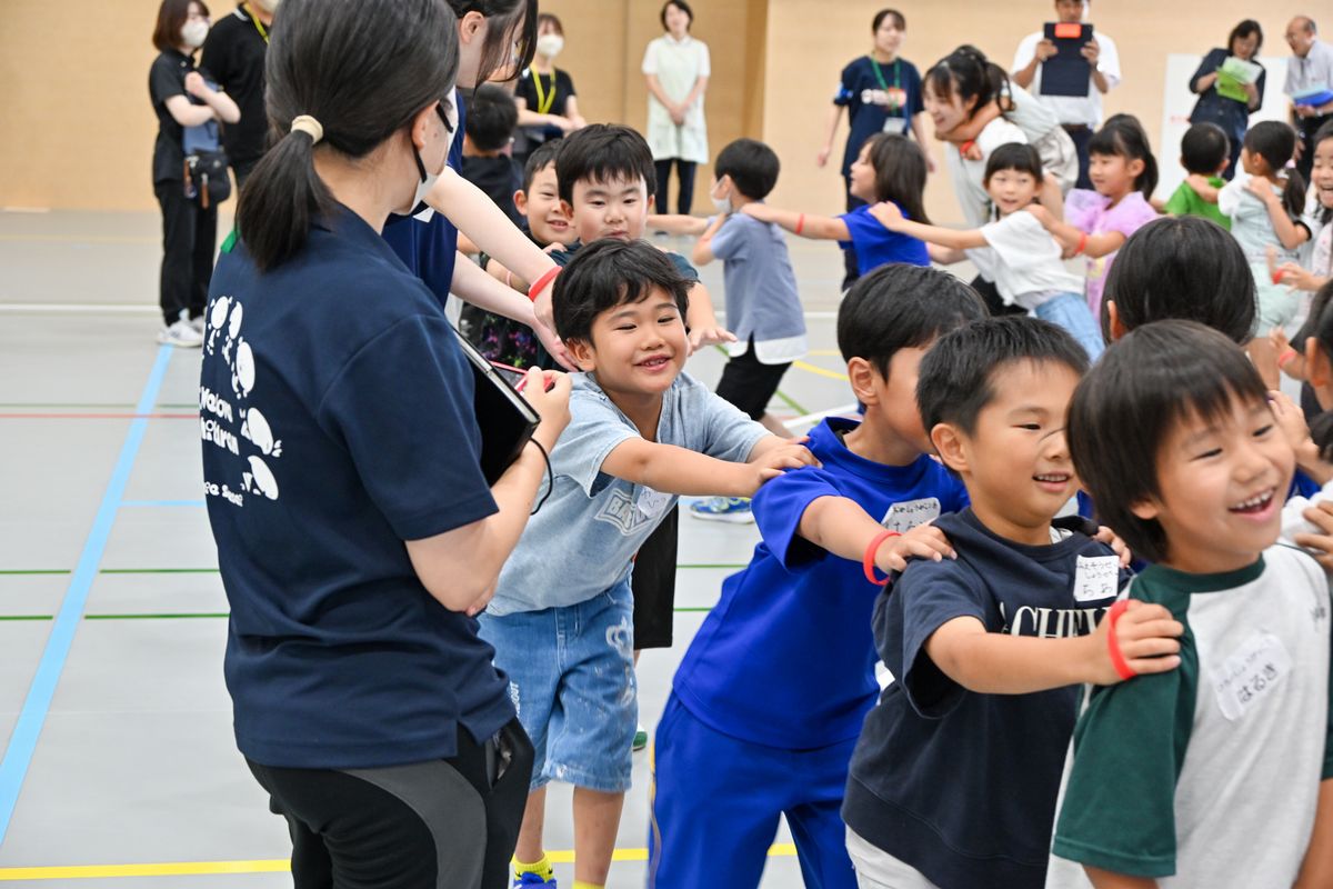 貨物列車ゲームを楽しむ児童ら