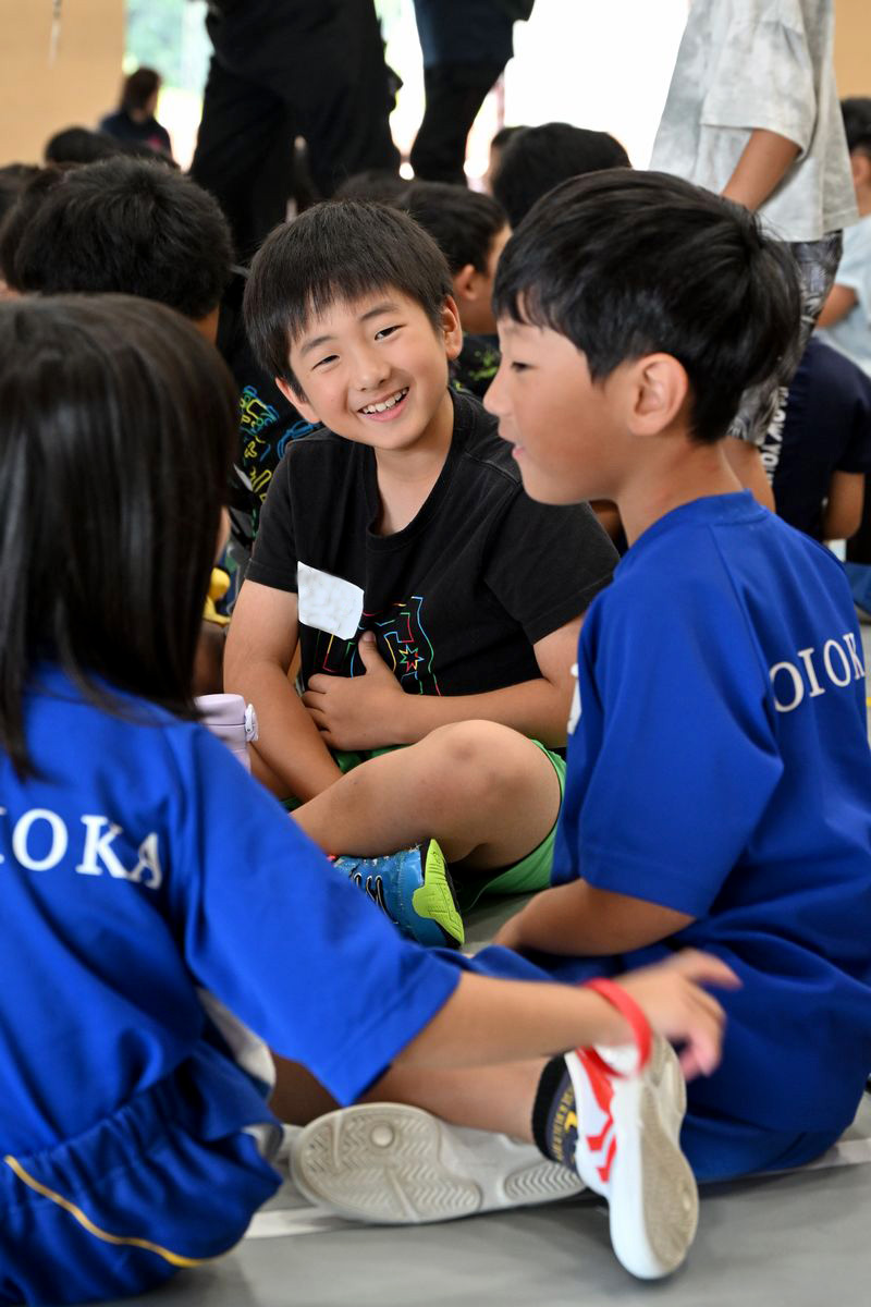 交流会は今回で7回目、町立学び舎ゆめの森で開催されるのは初めてです。8町村10校から250人以上の児童らが参加しました。写真は自己紹介の様子です。