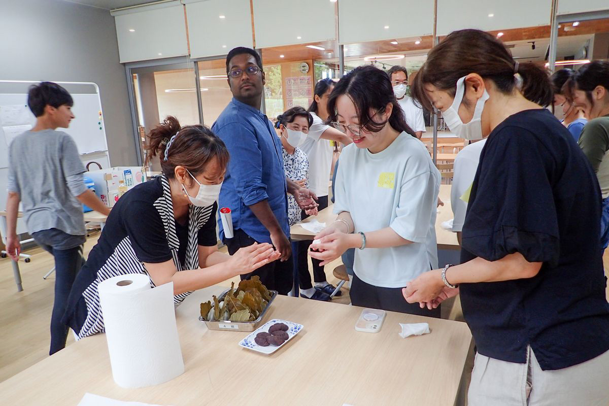 国際交流サロンが7月27日、学び舎ゆめの森で開かれました。今回のテーマは「柏餅作りで国際交流」。サロンには町内に居住、勤務している中国、ネパール、マレーシア、フランスの4か国の外国人の方が参加しました。