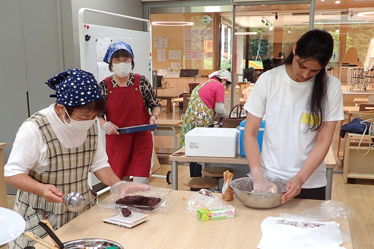 柏餅作りは、国際交流協会員らと餅をこねるところから手作りしました。