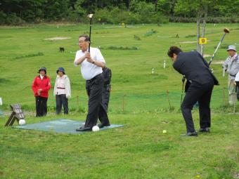 始球式を行う渡辺町長(左)と千葉議長の画像