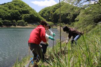 植樹に汗を流した参加者の画像2