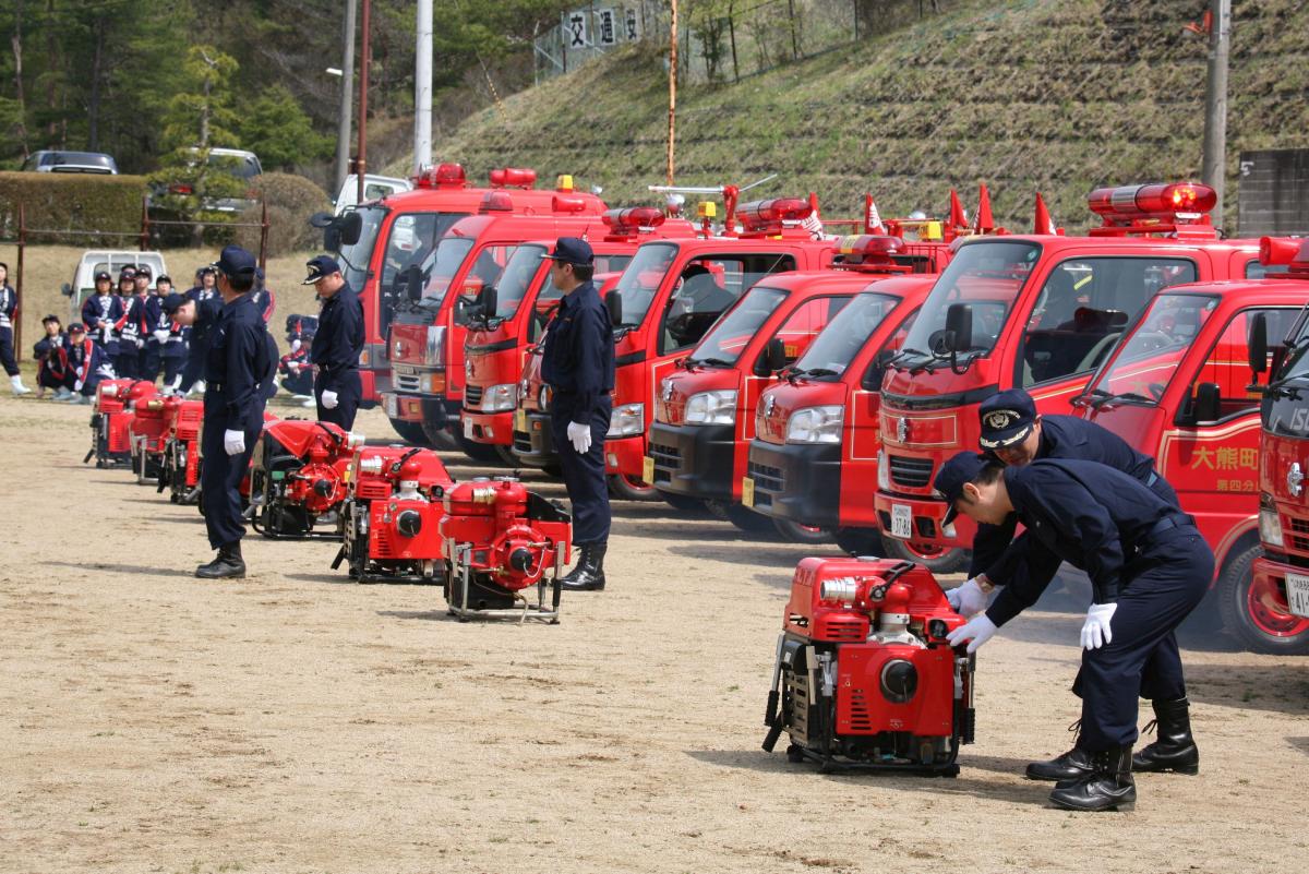 小型動力ポンプ操法訓練を行う消防団員