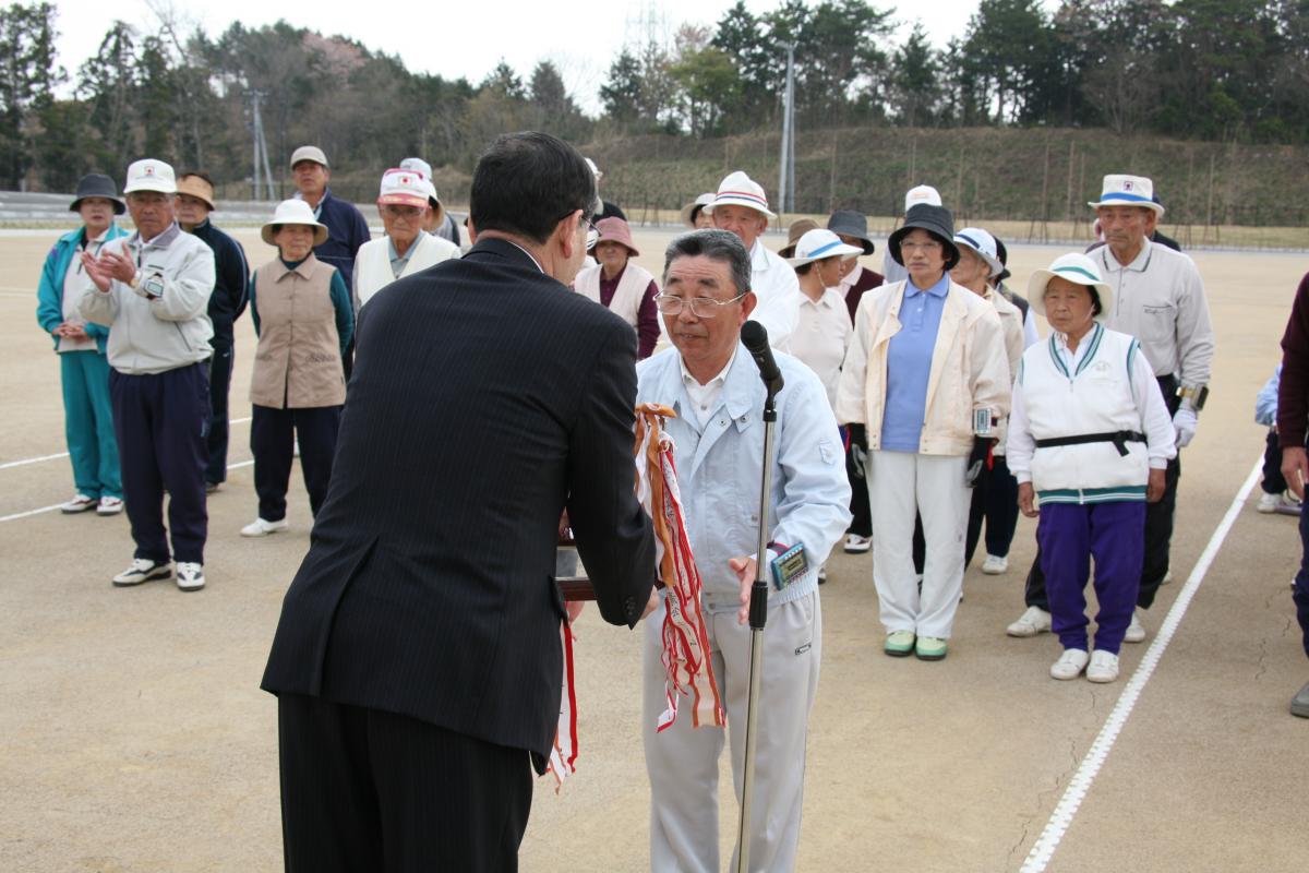 優勝カップの返還を行う前回の優勝者