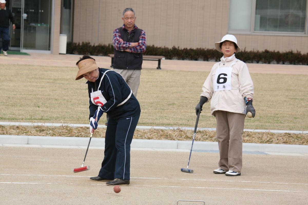 優勝を目指し真剣なまなざしでプレーする参加者