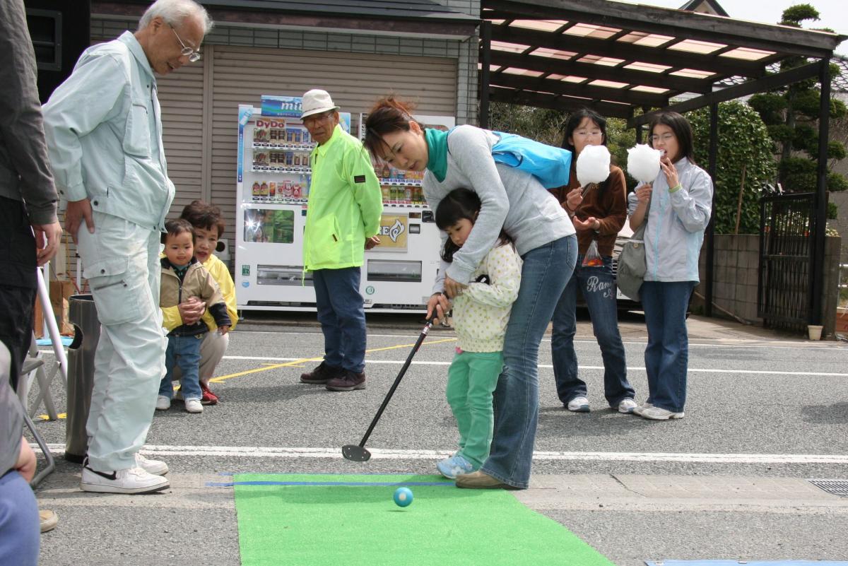 「パークゴルフdeパット大会」を楽しむ親子