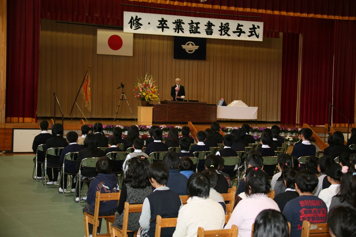 式辞を述べる熊町小学校長