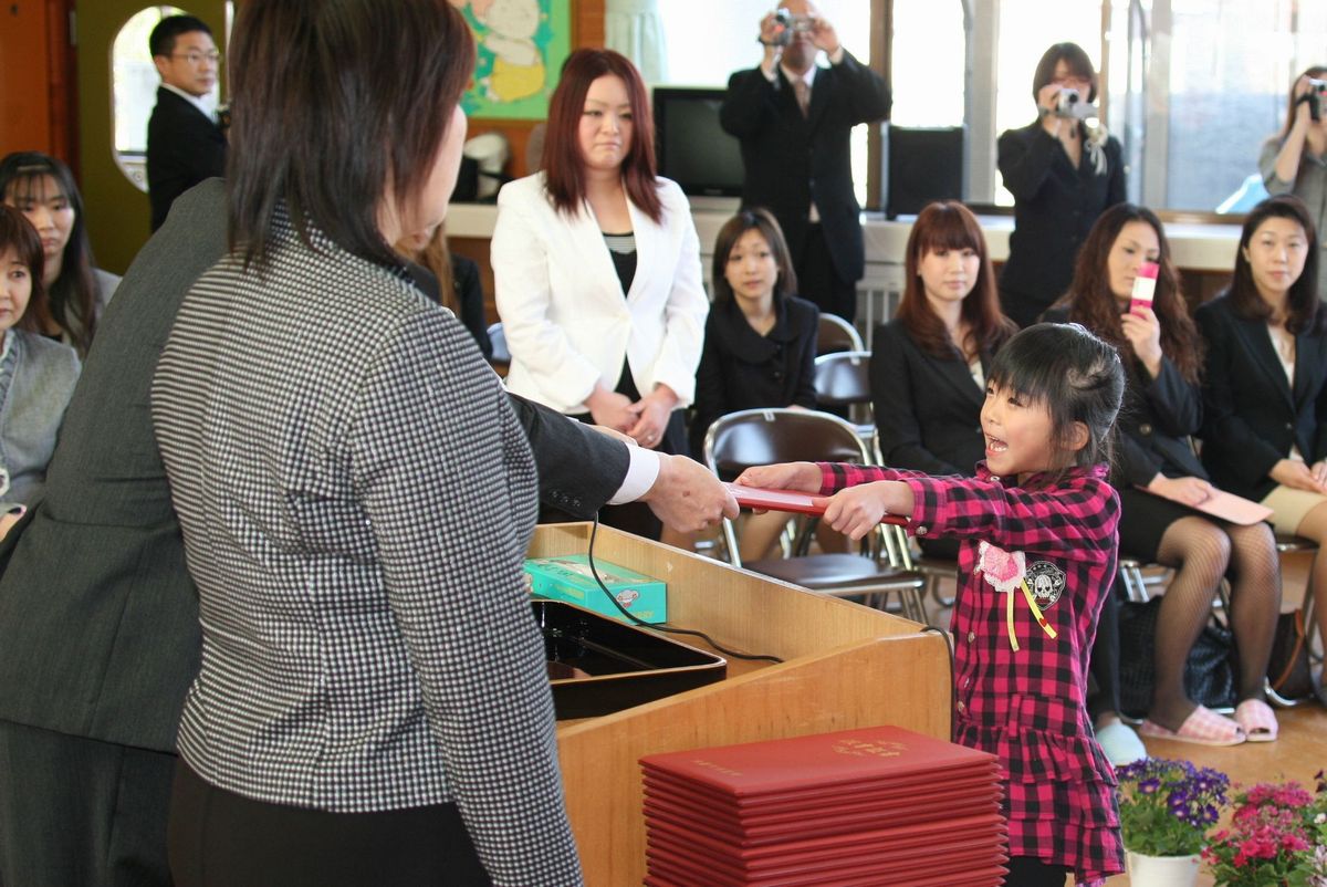 笑顔で卒園証書を受け取る卒園児