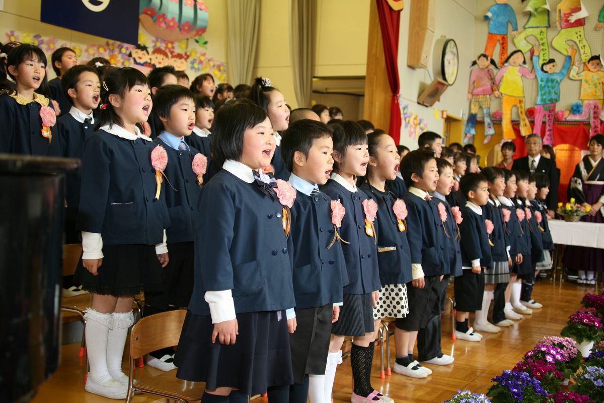 背筋をピンと伸ばし歌を歌う卒園生一同