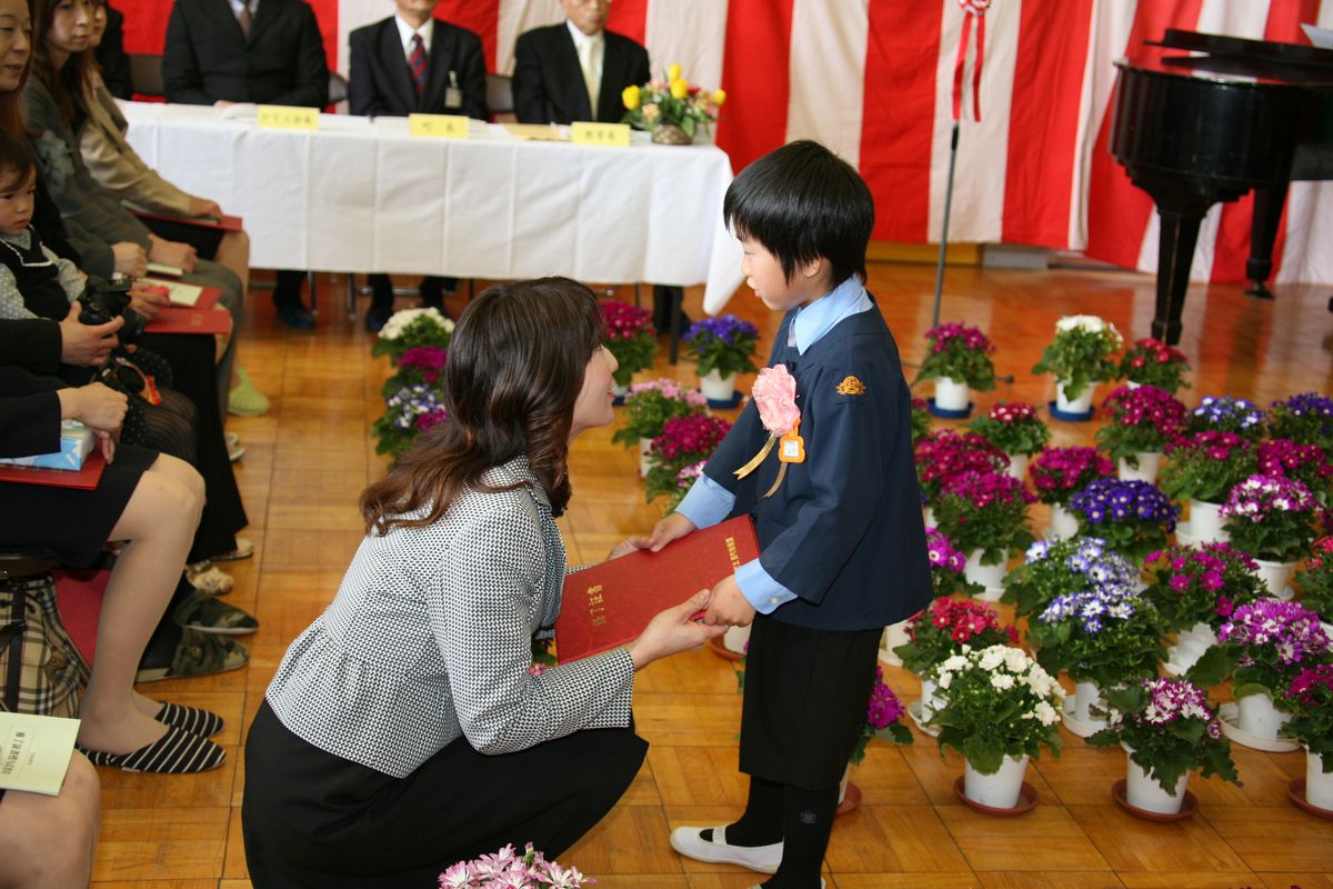 「今までありがとう」と感謝の言葉を伝え、終了証書をお母さんに手渡す卒園児